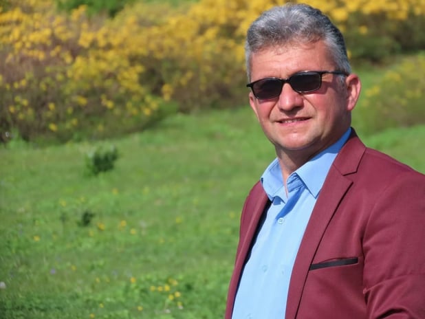 Sanatçı Yüksel Kader düğün sahnesinde kalp krizi geçirerek hayatını kaybetti