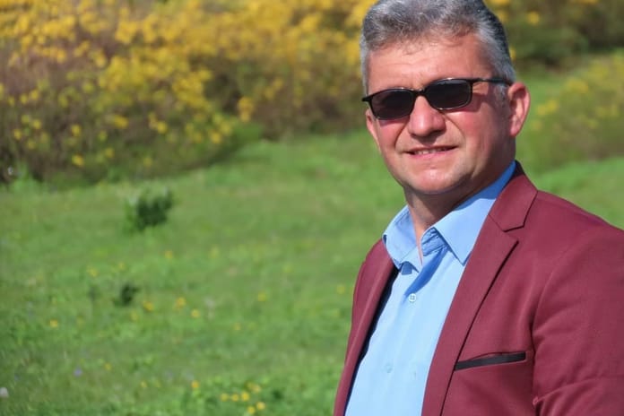 Sanatçı Yüksel Kader düğün sahnesinde kalp krizi geçirerek hayatını kaybetti