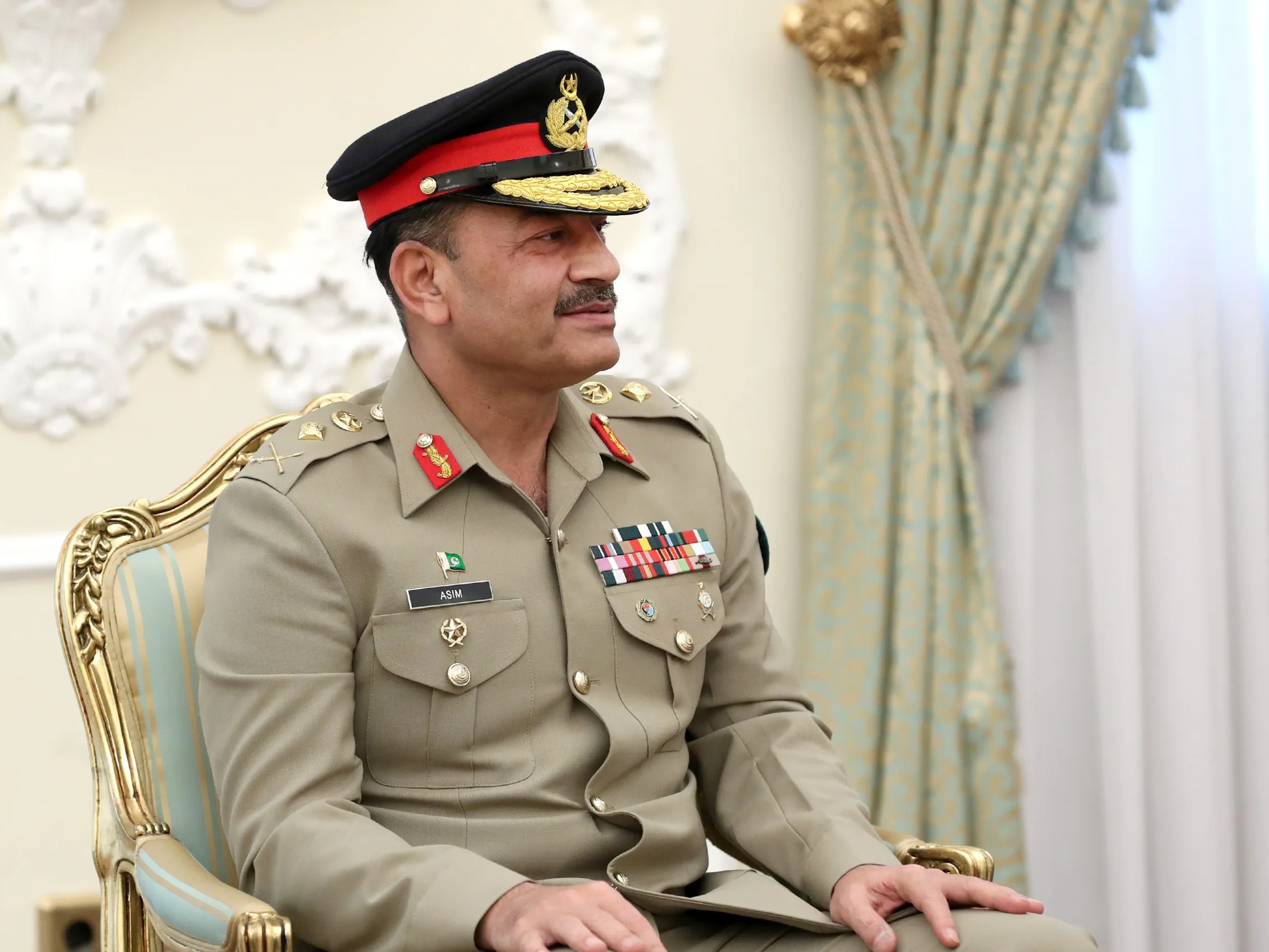 Trump hosts Pakistani army chief