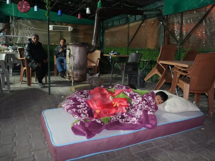 Denizli'de artçı deprem korkusu: Geceyi sokakta geçirdiler