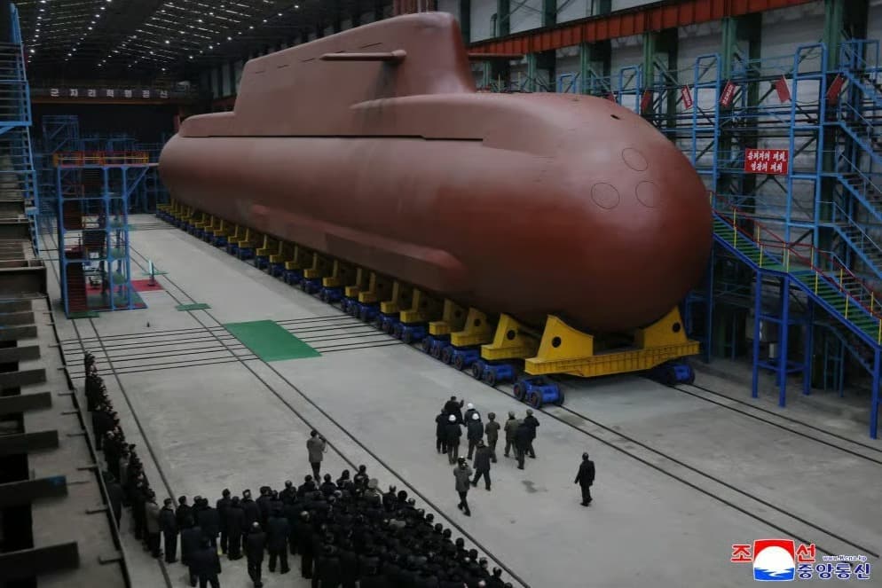 Kim Jong-un nükleer tahrikli güdümlü füze denizaltısını inceledi