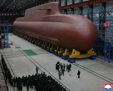 Kim Jong-un nükleer tahrikli güdümlü füze denizaltısını inceledi