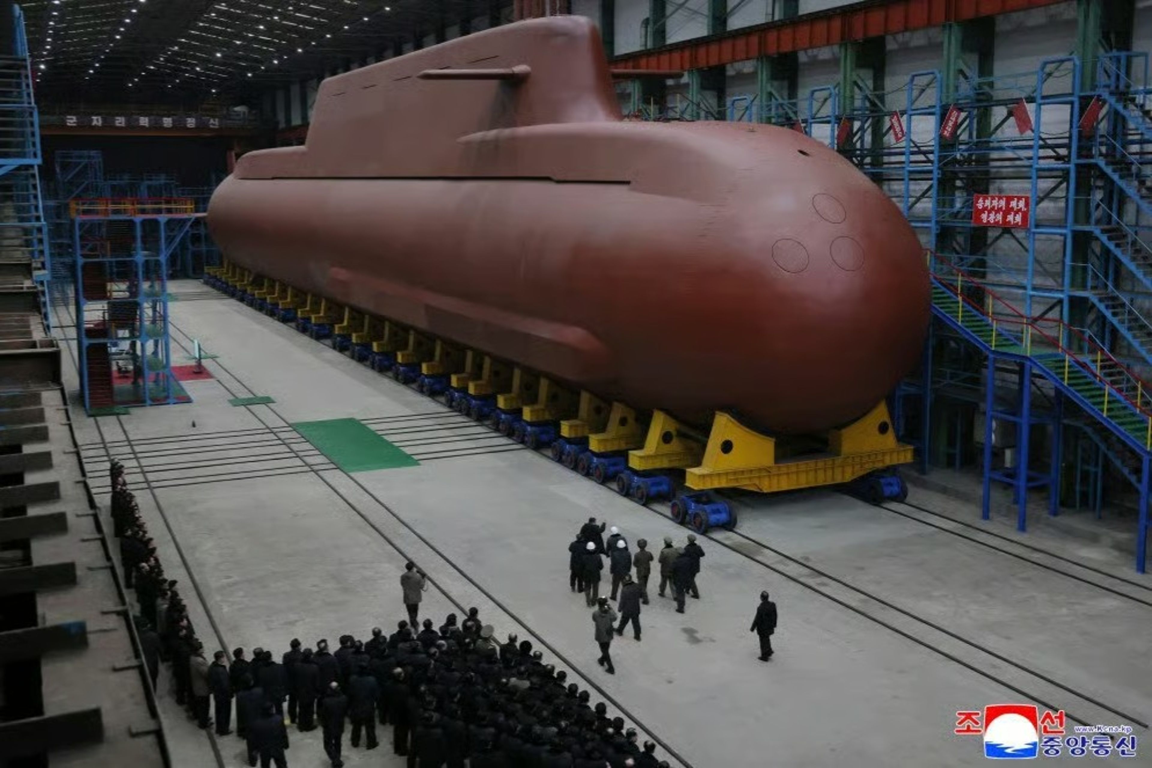 Kim Jong-un nükleer tahrikli güdümlü füze denizaltısını inceledi