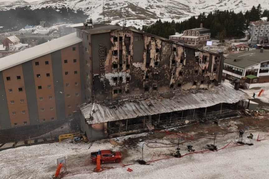 Söndürülmeyen mangal ateşi otelin yanmasına neden oldu