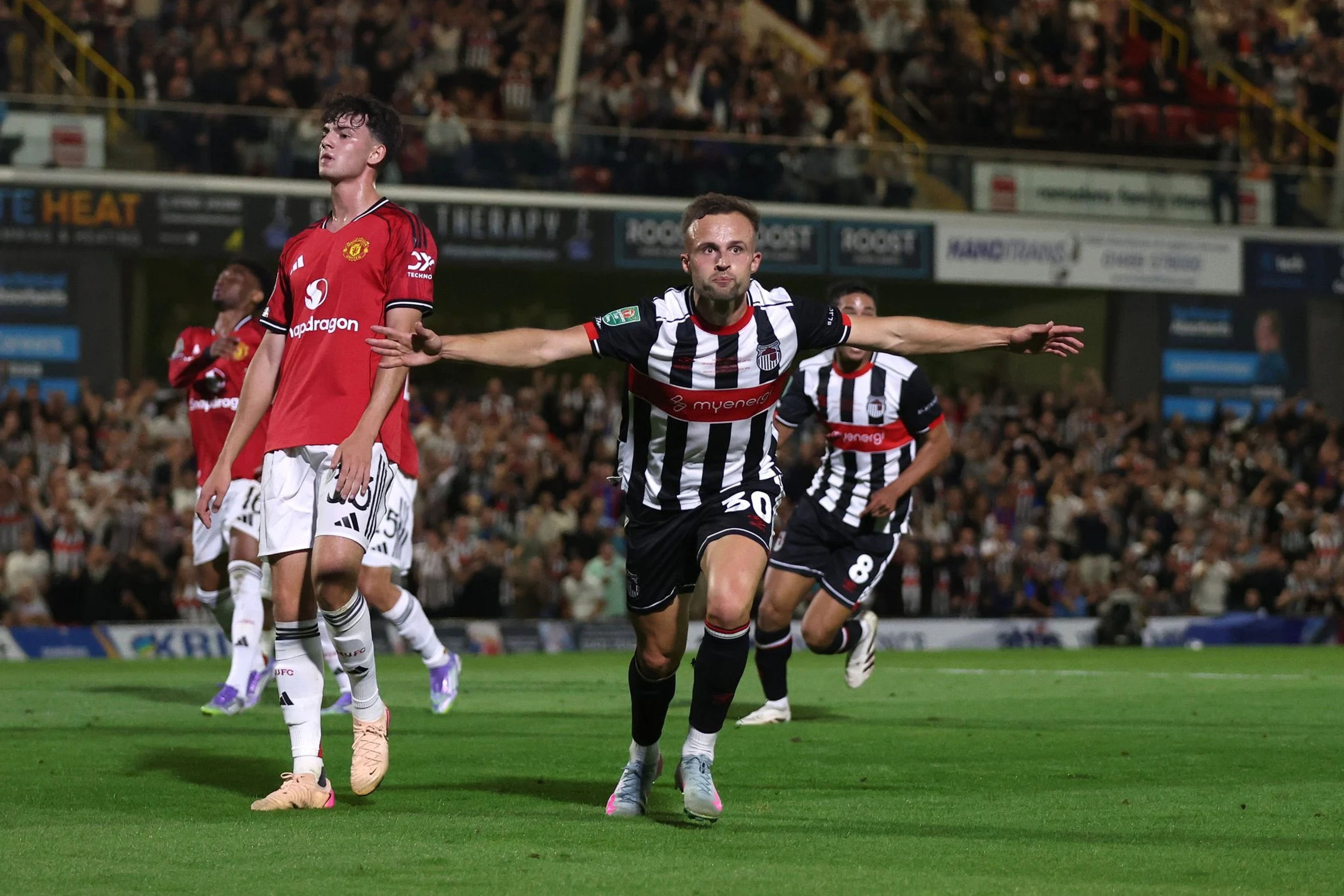 Premier Lig devine soğuk duş: Manchester United, İngiltere Lig Kupası'nda 4.lig takımı Grimsby Town'a  penaltılarla elendi