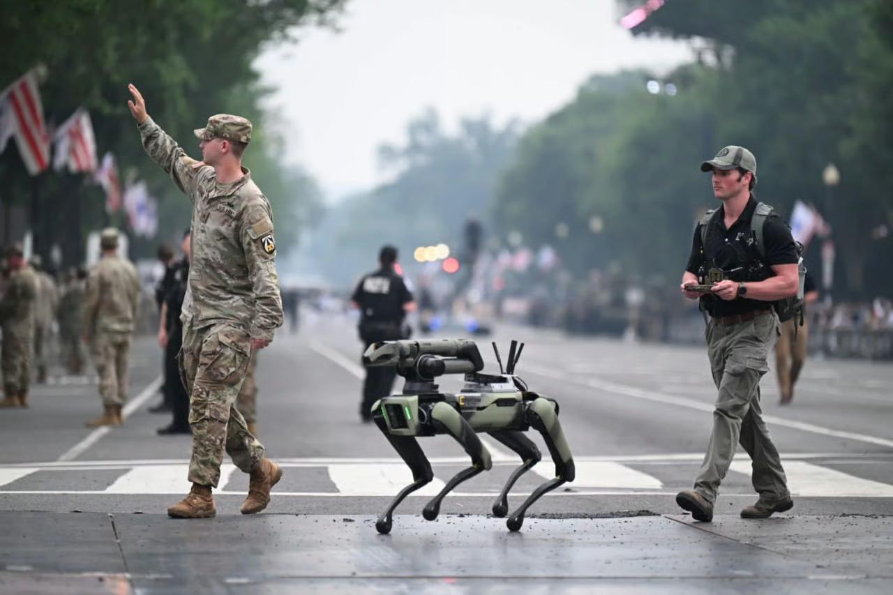 ABD Ordusu’nun 250. yıl geçit töreninde robot köpekler ve otonom sistemler dikkat çekti