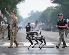 ABD Ordusu’nun 250. yıl geçit töreninde robot köpekler ve otonom sistemler dikkat çekti