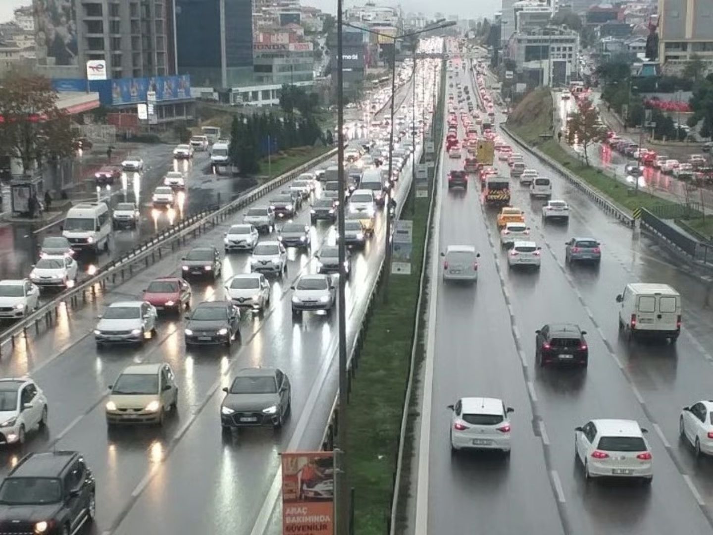 İstanbul’da sağanak yağış ve UEFA kupası finali nedeniyle trafik durma noktasında