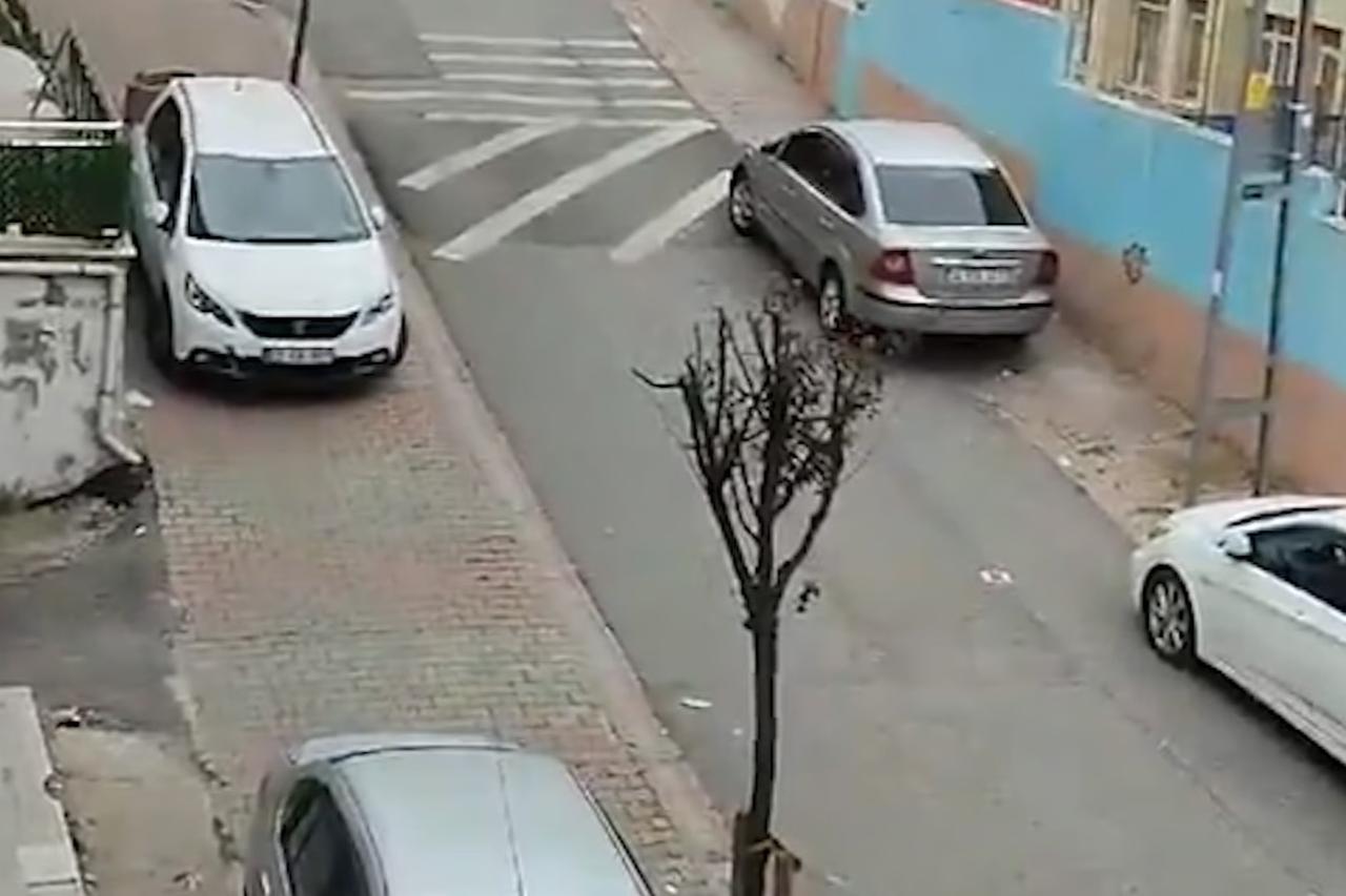 Kaldırımdaki araçlara ceza kesen polisin açığa alınmasını istedi
