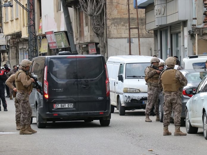 Gaziantep’te filmleri aratmayan operasyon! Köşeye sıkışınca 3 kişiyi rehin aldı 