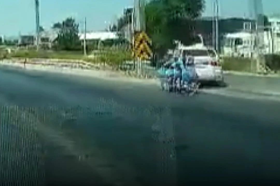 Motosiklet ters döndü