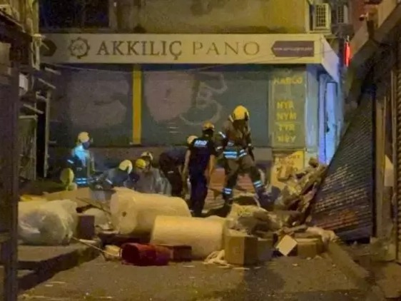 Beyoğlu'nda bina çöktü: Patlamanın nedeni araştırılıyor, ölü ya da yaralı yok