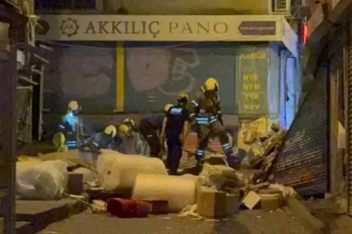 Beyoğlu'nda bina çöktü: Patlamanın nedeni araştırılıyor, ölü ya da yaralı yok