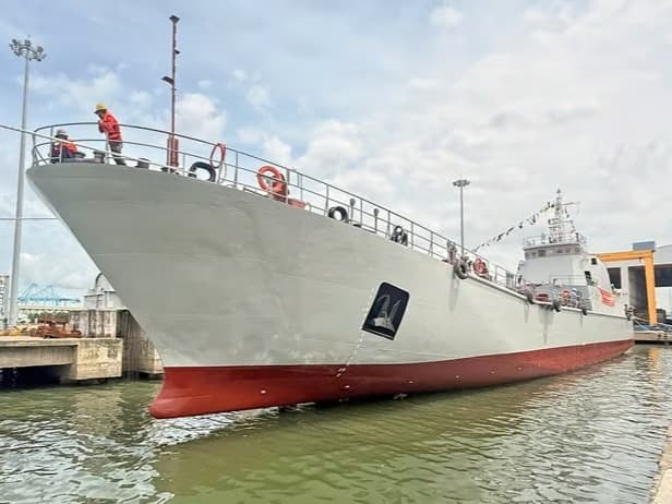 Vietnam ilk çıkarma gemisini indirdi