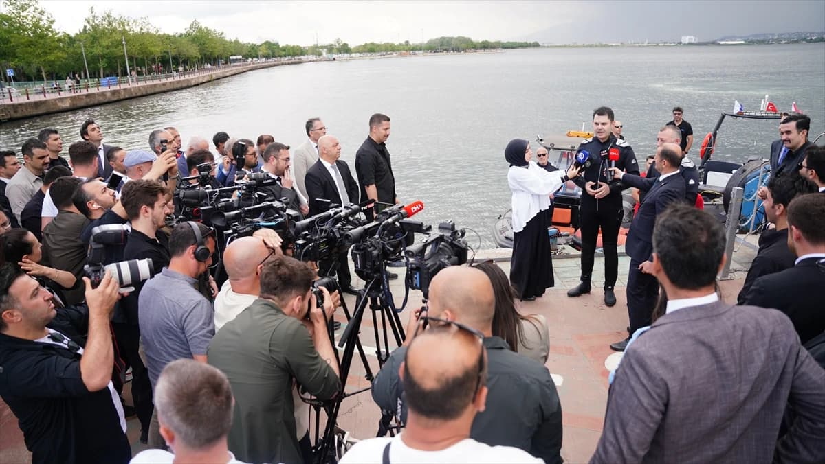 Bakan Murat Kurum İzmit Körfezi'ndeki dip çamuru temizliğini su altı dalışıyla inceledi