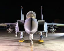 ABD’ye ait F-15E savaş uçağı lazer güdümlü roketlerle görüntülendi