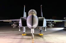 ABD’ye ait F-15E savaş uçağı lazer güdümlü roketlerle görüntülendi