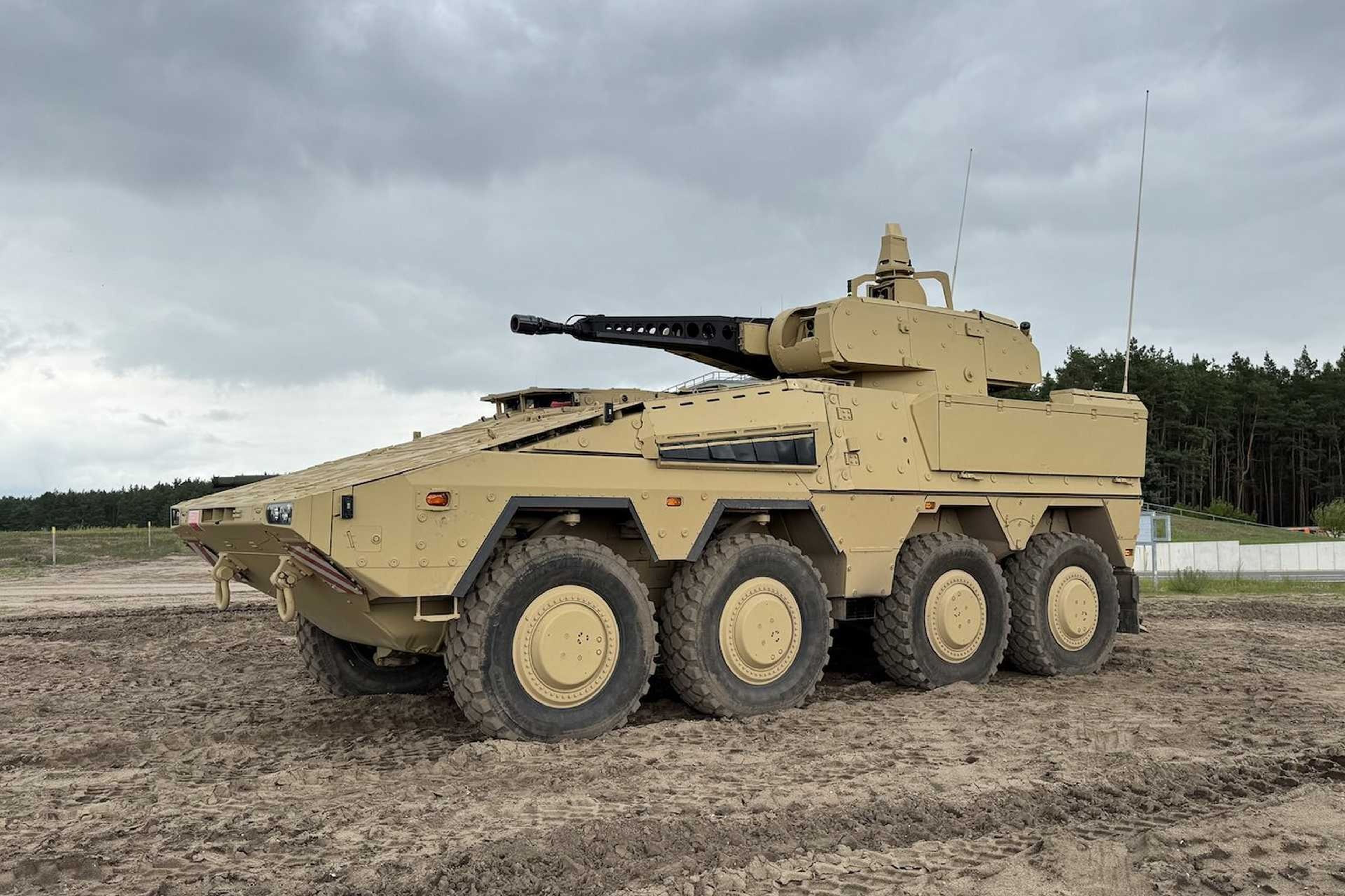 Katar, ilk Boxer RCT30 zırhlı muharebe araçlarını Almanya’dan teslim aldı