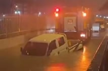 İzmir'de alt geçit faciası! Sürücü boğularak can verdi