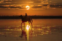 Güneş ışınlarının Tuz Gölü zeminindeki dansı hayran bırakıyor