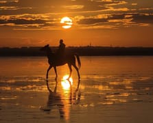 Güneş ışınlarının Tuz Gölü zeminindeki dansı hayran bırakıyor
