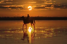 Güneş ışınlarının Tuz Gölü zeminindeki dansı hayran bırakıyor