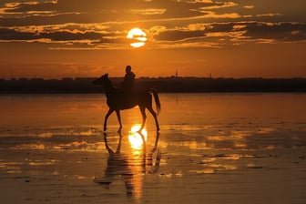 Güneş'in Tuz Gölü'ndeki dansı hayran bırakıyor