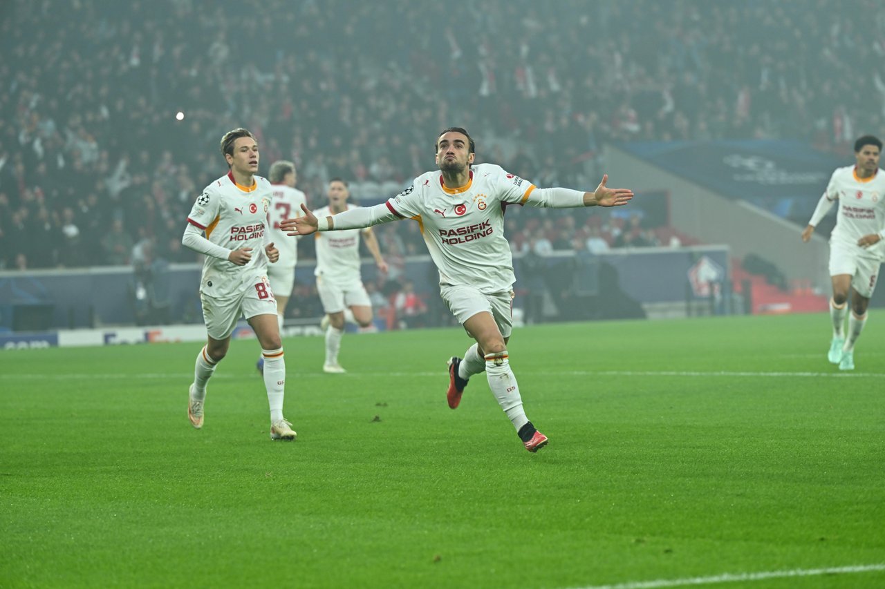 UEFA Şampiyonlar Ligi'nin üçüncü haftasında Lille ile Galatasaray, Pierre Mauroy Stadı'nda karşılaştı. Karşılaşmada, Galatasaray takımı oyuncusu Yunus Akgün attığı gol sonrası sevinç yaşadı. ( Mustaf…