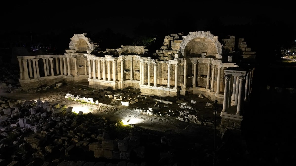 Antalya'nın antik mirası gece ışıklarıyla farklı bir ruh kazanıyor