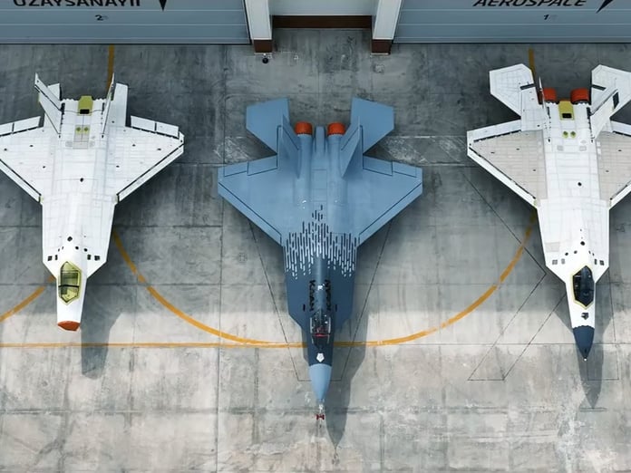 TUSAŞ, üç KAAN prototibini ilk uçuşun ikinci yılında birlikte sergiledi