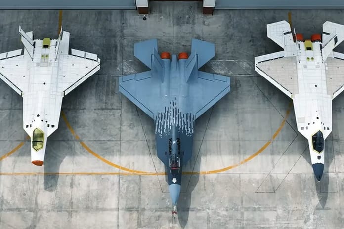 TUSAŞ, üç KAAN prototibini ilk uçuşun ikinci yılında birlikte sergiledi