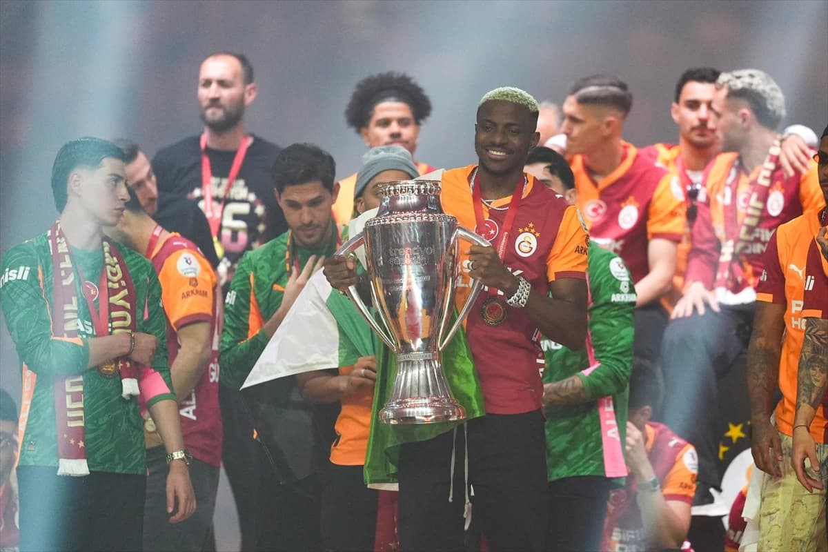 Galatasaray 26. şampiyonluk kupasını RAMS Park'ta kaldırdı