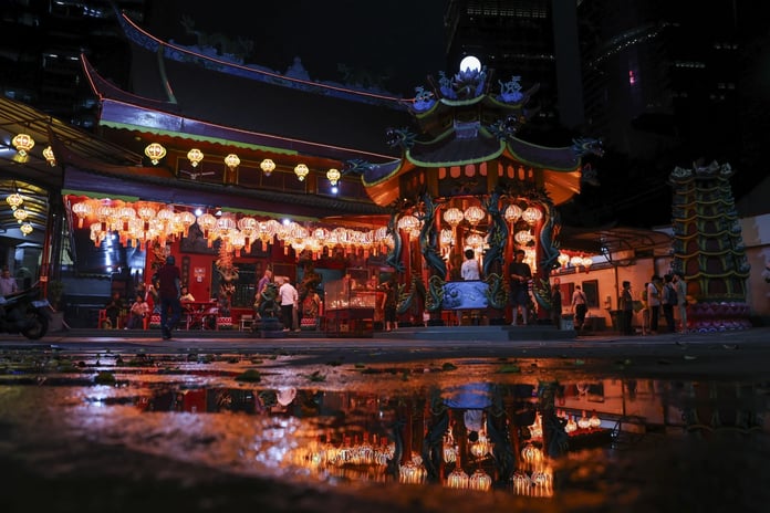 Tütsüler eşliğinde "Vihara" ziyaretleri