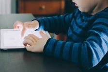 Çocuklara yönelik zararlı sosyal medya içerikleri mahkeme kararı olmadan kaldırılabilecek