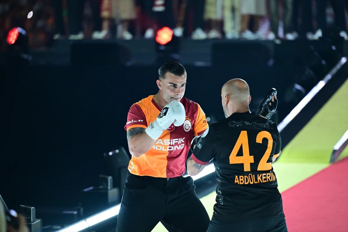 Galatasaray 26. şampiyonluk kupasını RAMS Park'ta kaldırdı