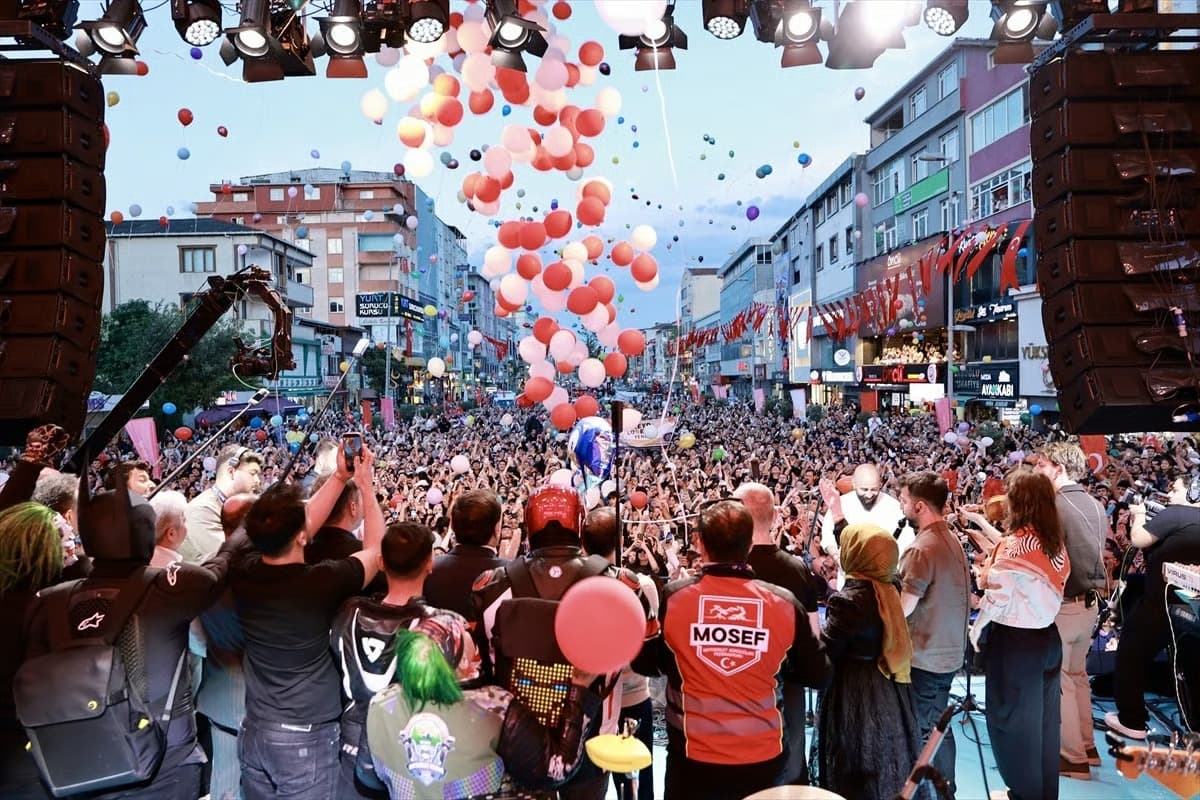 Sultanbeyli'de kanseri yenen minik Zeyd için gökyüzü balonlarla renklendi