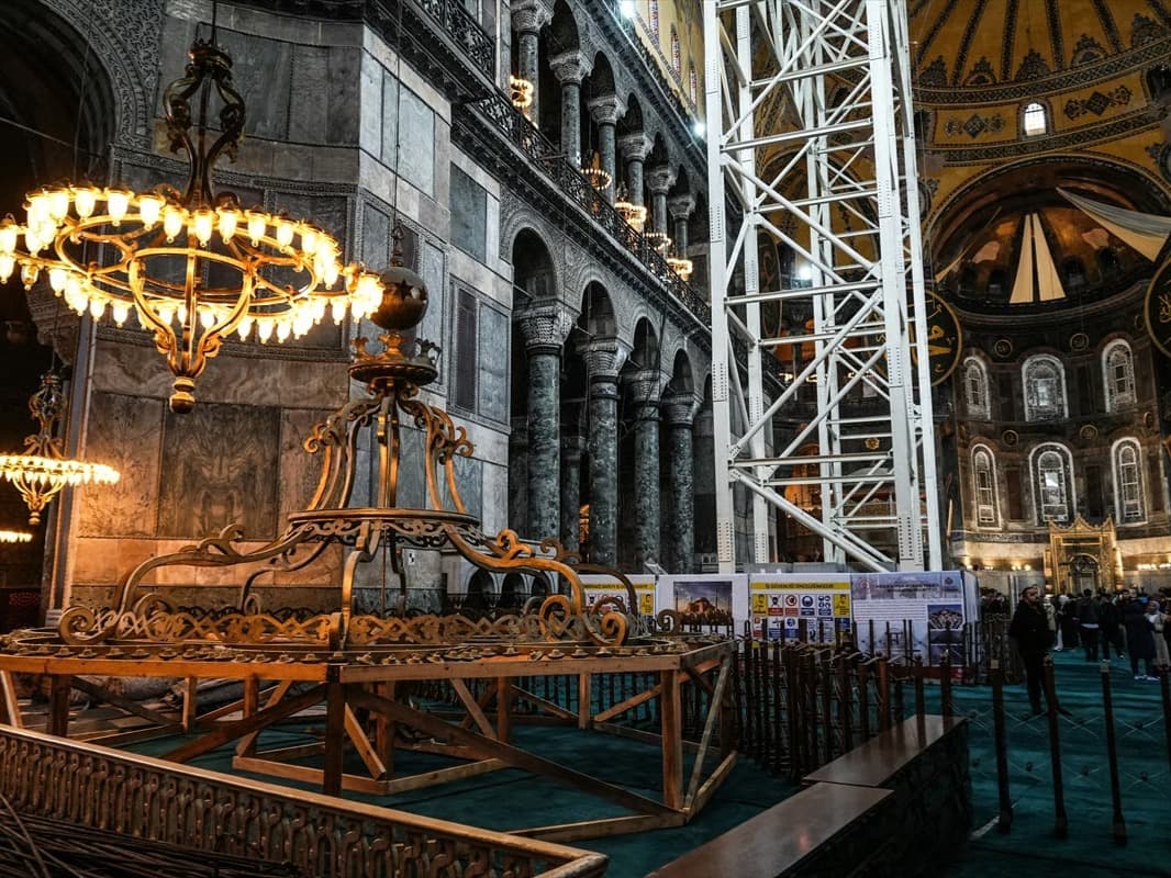 Ayasofya'daki vinçler tartışma yarattı