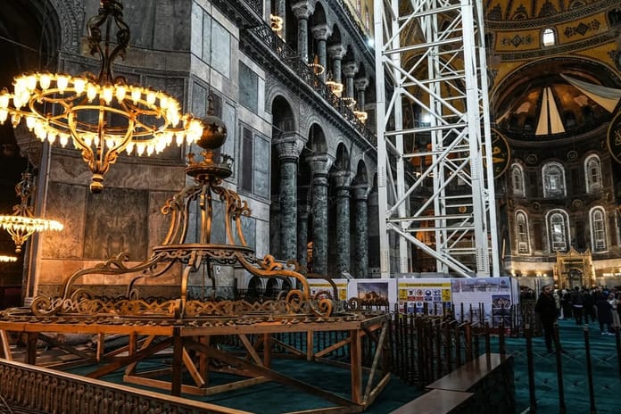 Ayasofya'daki güçlendirme çalışmalarında tartışma: Kubbede dev vinçler kullanılacak