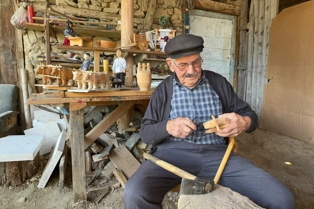 Makinelerin unutturduğu tarım aletlerini ahşap minyatürlerle yaşatıyor