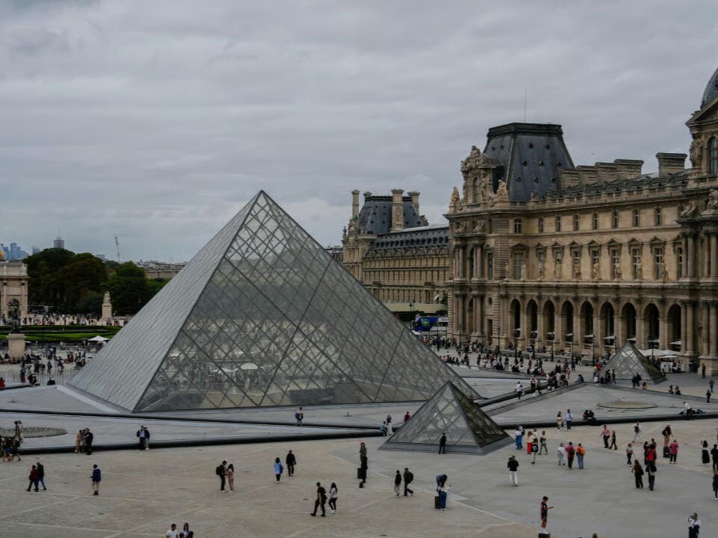 Fransa'nın başkenti Paris'teki Louvre Müzesi'nden tarihi mücevherler çalındı
