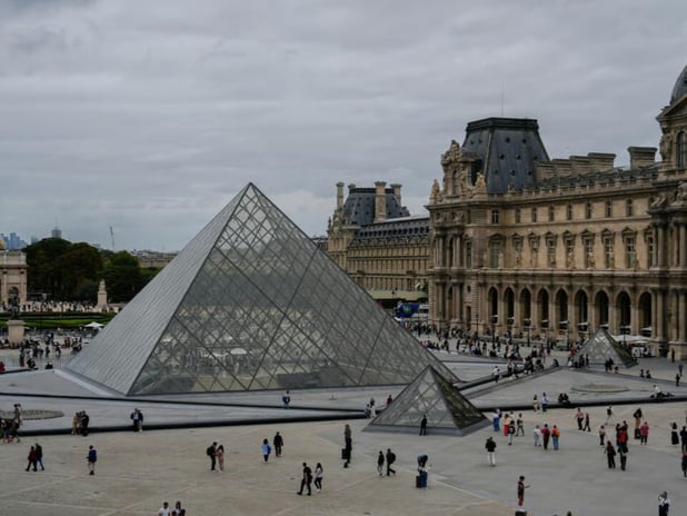 Fransa'nın başkenti Paris'teki Louvre Müzesi'nden tarihi mücevherler çalındı