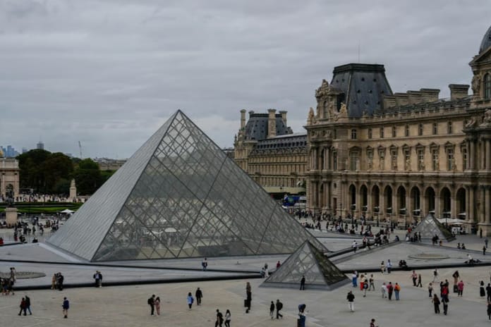 Fransa'nın başkenti Paris'teki Louvre Müzesi'nden tarihi mücevherler çalındı