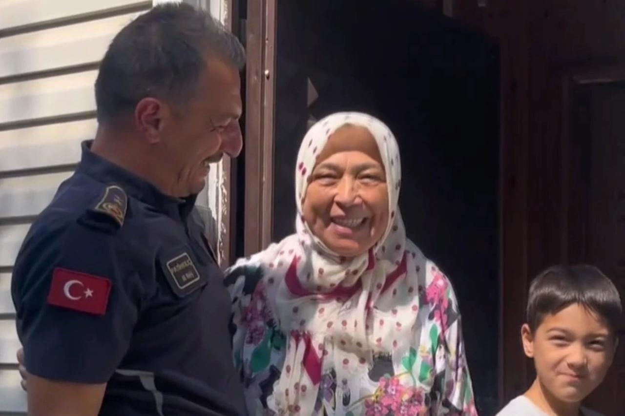 65 yaşındaki Hanife Teyze alevlerin önüne geçti.