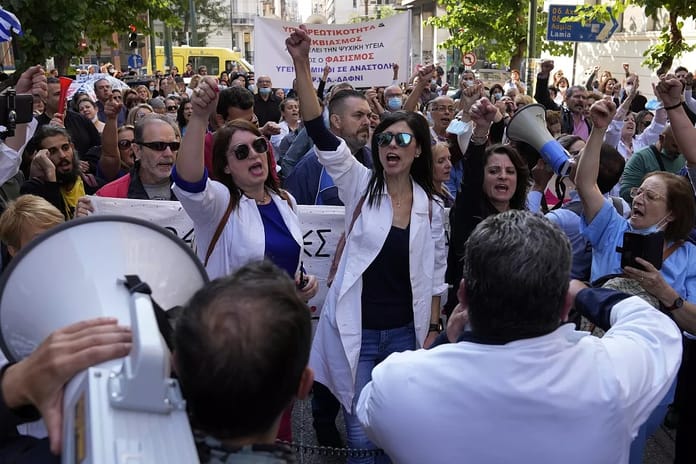 Yunanistan'da doktorlar 48 saatlik greve çıktı