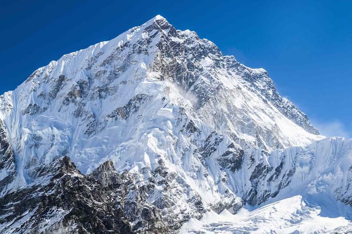 Everest Dağı’nda kar fırtınası nedeniyle yaklaşık bin kişi mahsur kaldı