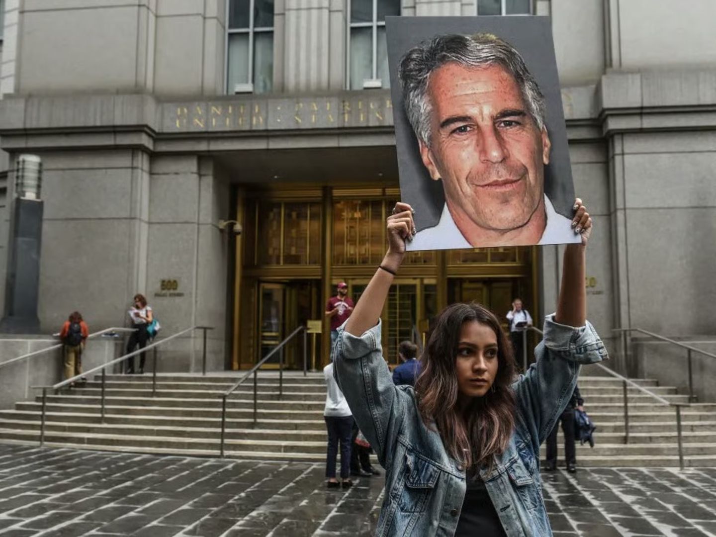 Epstein'in modellik sektörü üzerinden genç kadınlara ulaştığı belirlendi