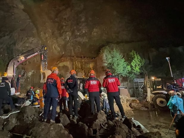 Samsun’da oto yıkamacıda meydana gelen heyelanda 3 kişi hayatını kaybetti