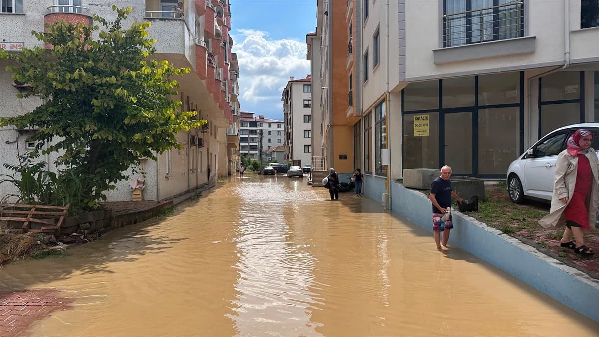 Kastamonu'da su baskınları nedeniyle zemin katlar tahliye edildi