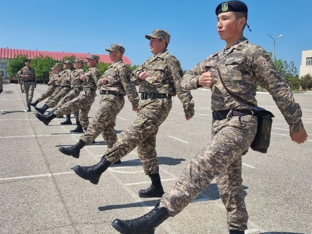 Kazakistan askerleri İngiltere'ye eğitime gidecek