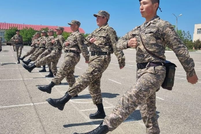 Kazakistan askerleri İngiltere'ye eğitime gidecek